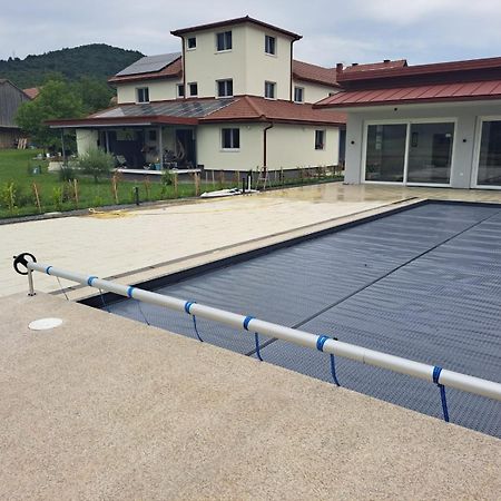 Apartmani Fenestra Tesla I Faust Otočac Eksteriør bilde